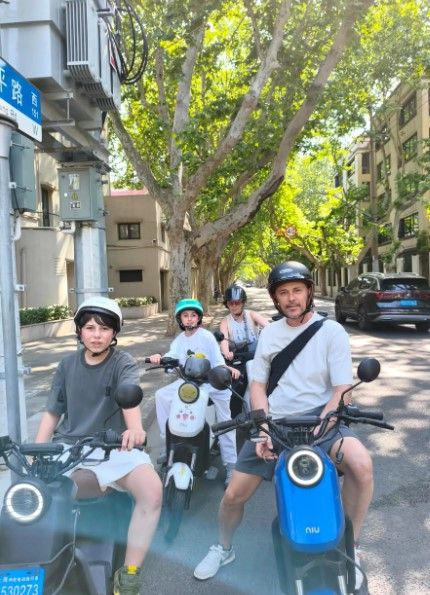 Exploring Old Shanghai by Electric Scooter (The Bund, Suzhou River, Old Town, French-style Area)Group tour (maximum 8 participants)+ Senior tour guide +Including complimentary morning tea