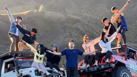 Volcanic Dust & Golden Skies: Mount Batur 4x4 Sunrise Jeep Adventure by Warung Jowet