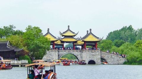Slender West Lake Cruise