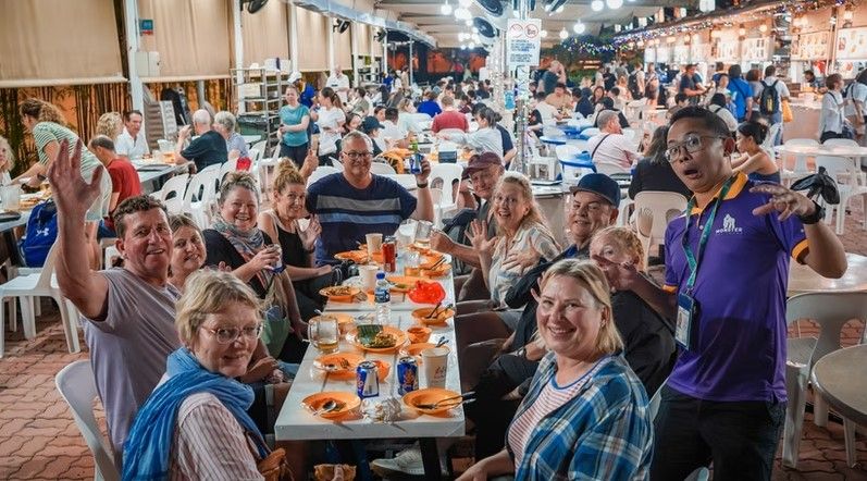 Small Group: Singapore Street Food & Night Tour with 9 tastings